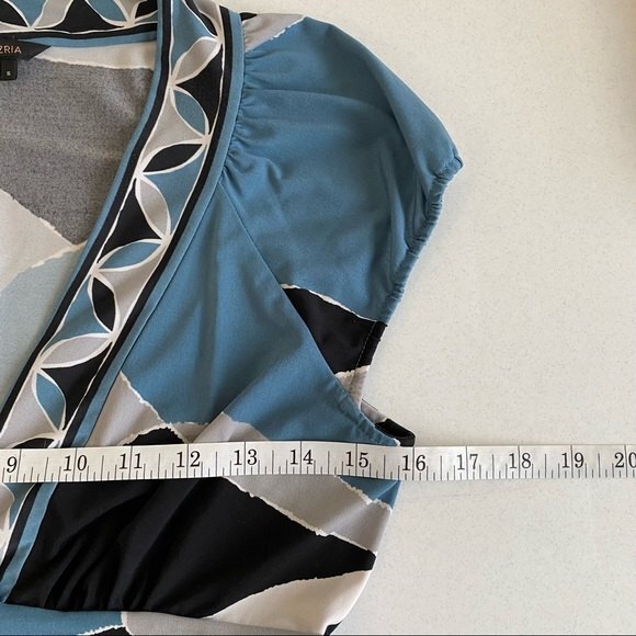 BCBGMaxazria Grey Blue Art Deco V-neck Fitted Blouse Size Small Stretch - Picture 9 of 10